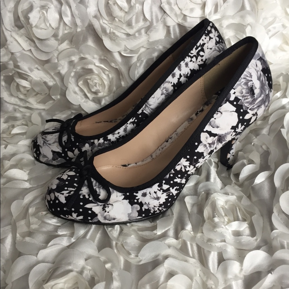 ⭐️ White and black floral design pumps